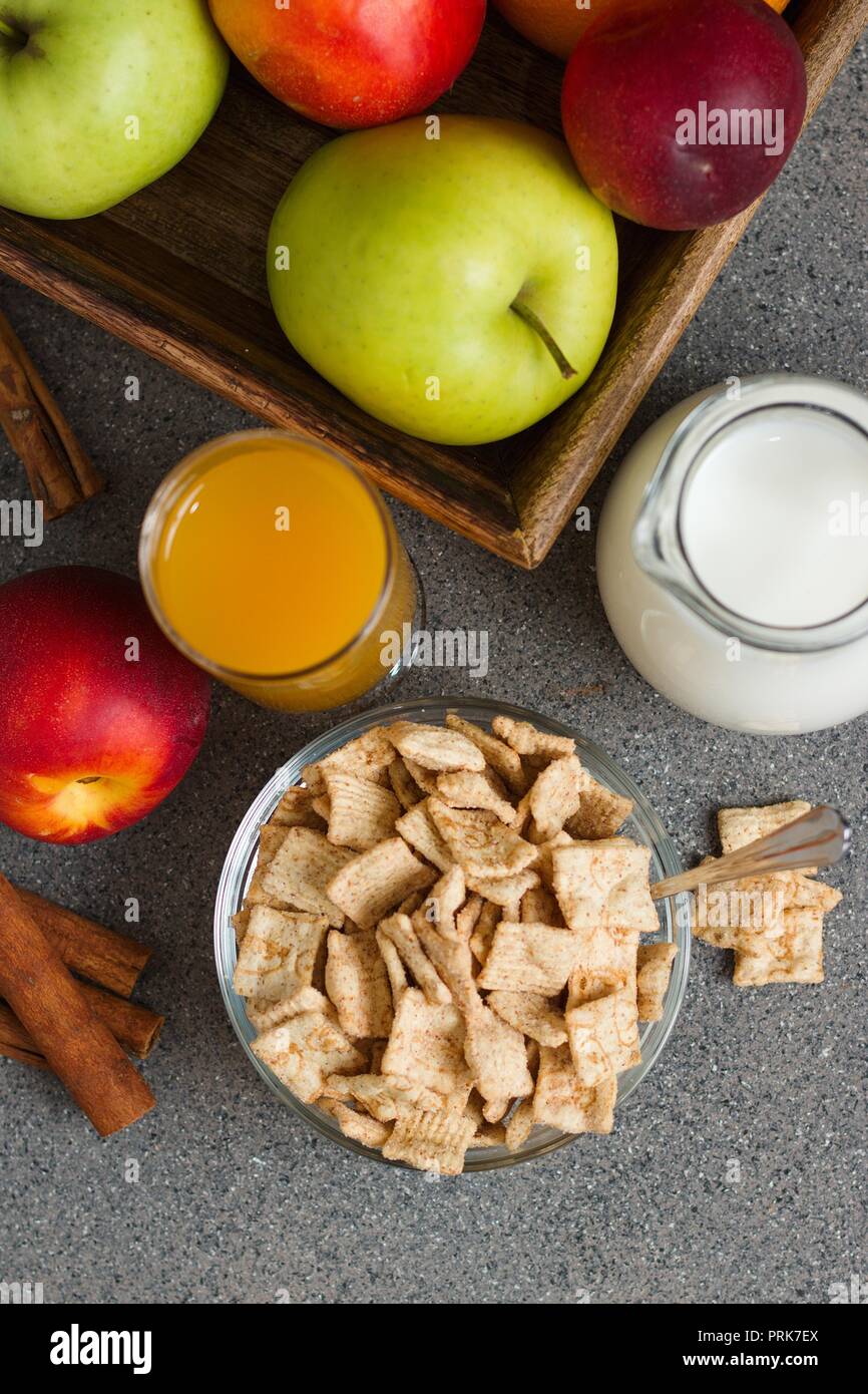 Vista dall'alto in basso sulla prima colazione con cereali, frutta, succhi di frutta e latte Foto Stock