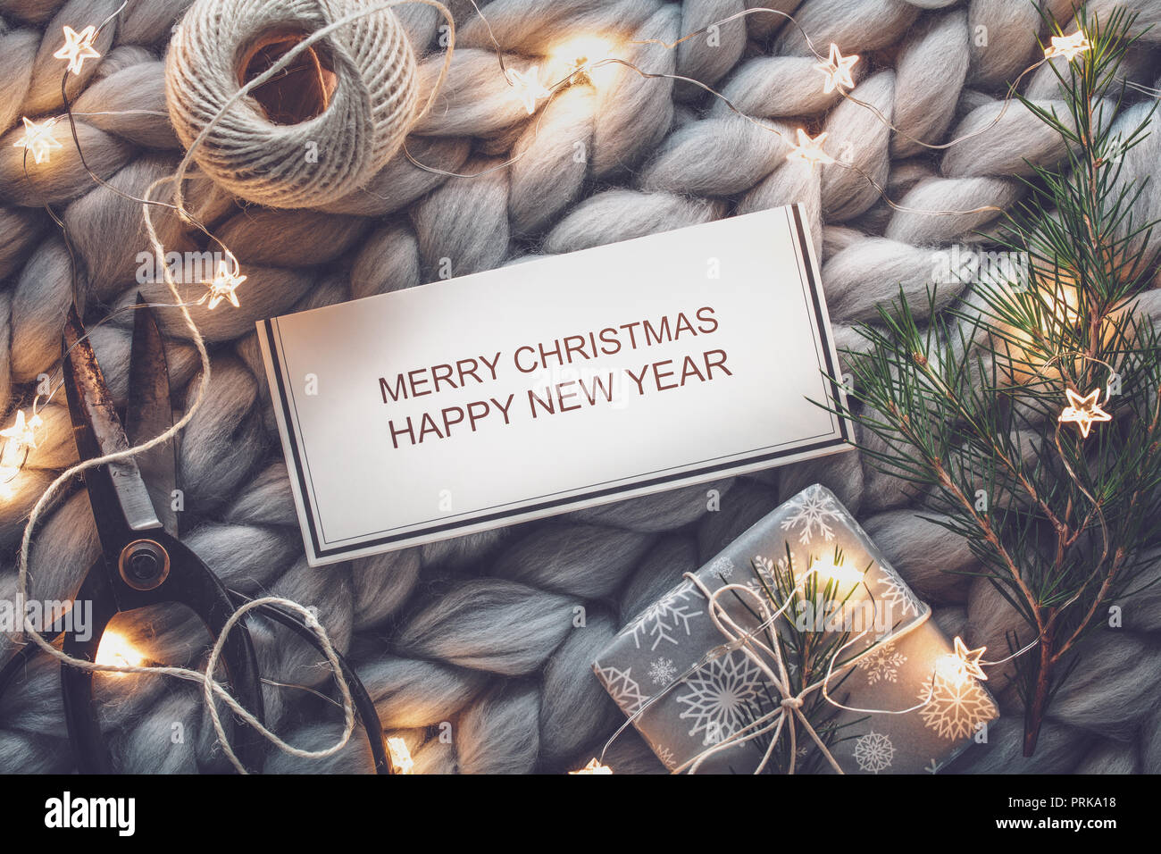 Vacanze inverno composizione con confezione regalo,caldo maglione di lana,forbici e luci Foto Stock