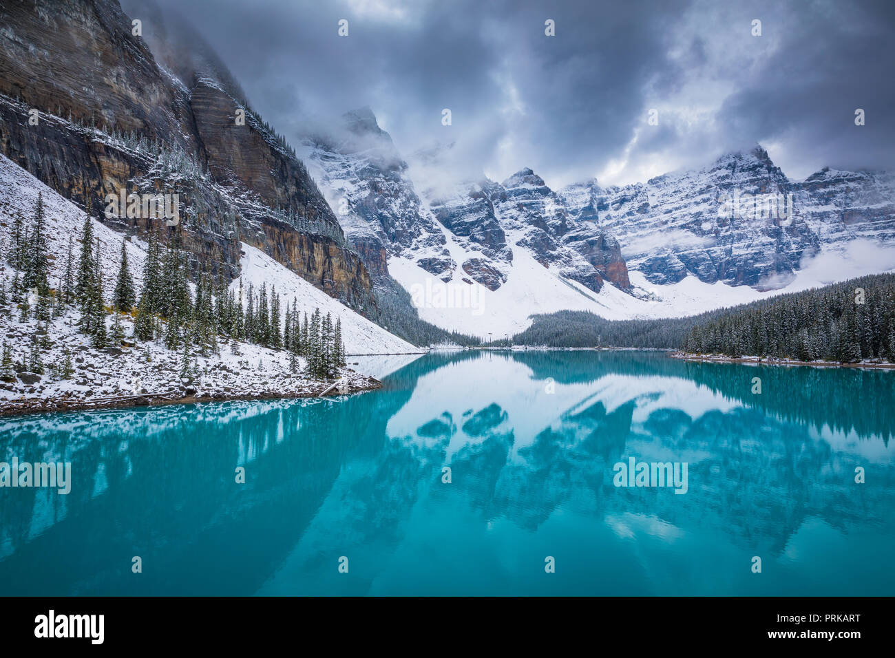 Il Moraine Lake è un glacially lago alimentato nel Parco Nazionale di Banff, 14 chilometri (8,7 mi) al di fuori del Villaggio di Lake Louise, Alberta, Canada. Foto Stock