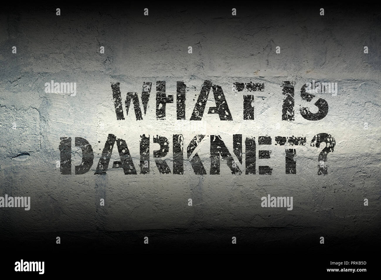 Che cosa è questione darknet stencil sulla stampa del grunge bianco muro di mattoni Foto Stock