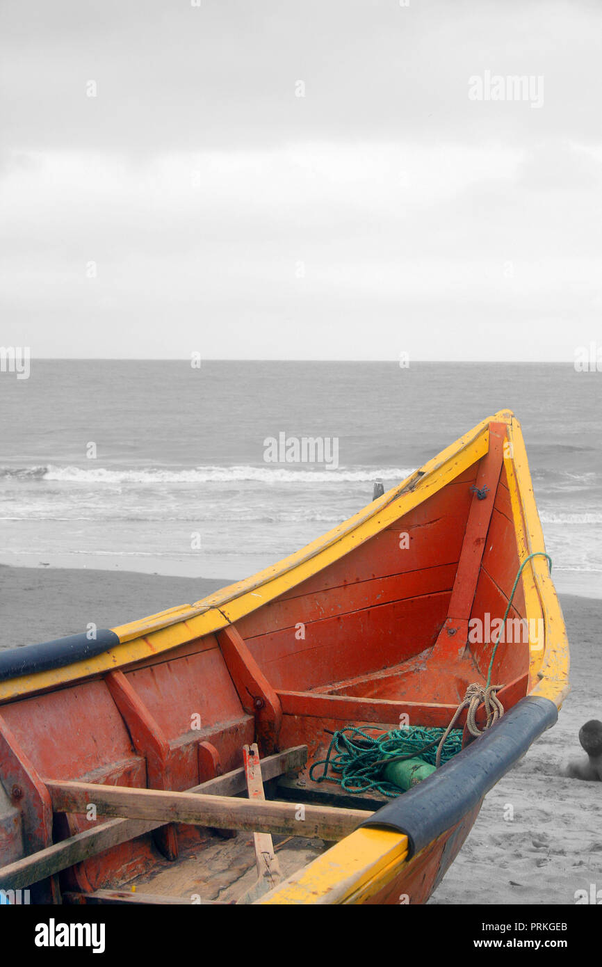 Una colorata barca su un oceano beach in colore selettivo. Foto Stock