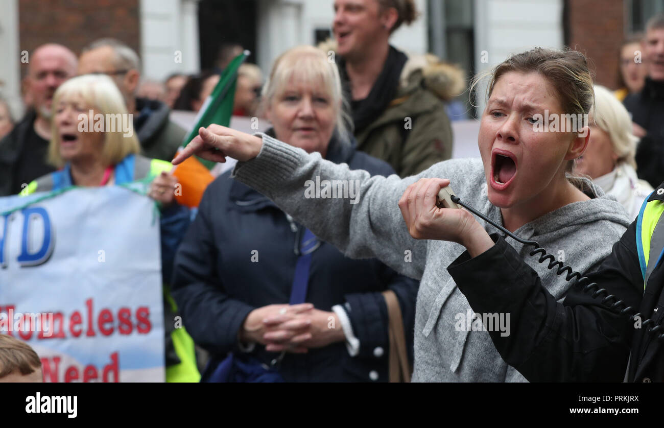 Senzatetto madre di sette Margaret parlando in contanti al di fuori di Leinster House a Dublino durante un sollevamento del tetto alloggi diritti protesta. Foto Stock