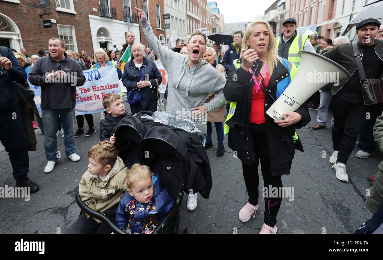 Senzatetto madre di sette Margaret contanti (centro) parlando al di fuori di Leinster House a Dublino durante un sollevamento del tetto alloggi diritti protesta. Foto Stock