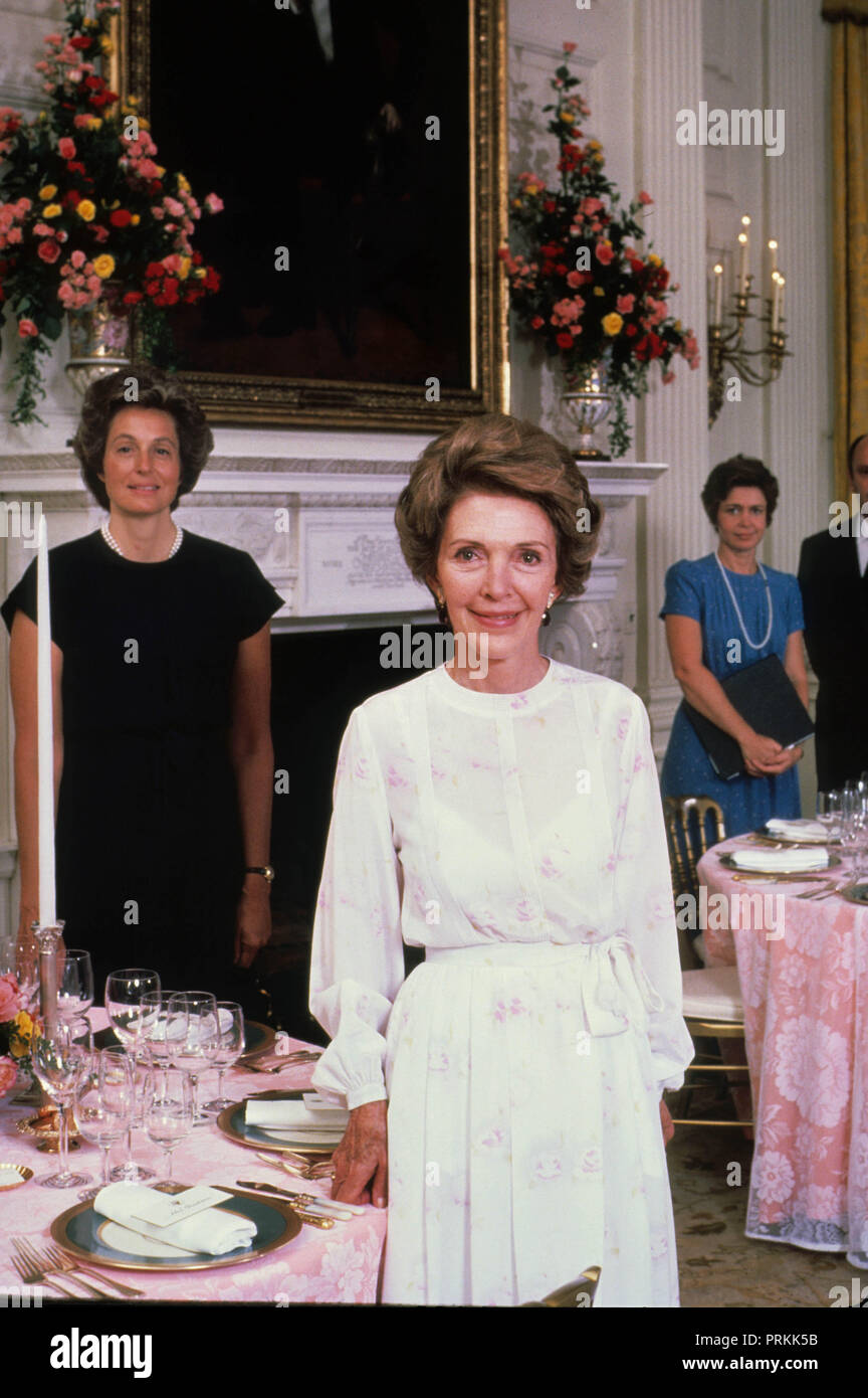 La First Lady Nancy Reagan e il suo staff (Muffy Brandon sulla sinistra e Sheila Tate) pongono nello stato in sala da pranzo prima di una cena di stato di Anwar El Sadat in agosto 1981, questa assegnazione è stata per una storia su un membro la cena per la rivista TIME. Fotografia di Dennis Brack bb24 Foto Stock