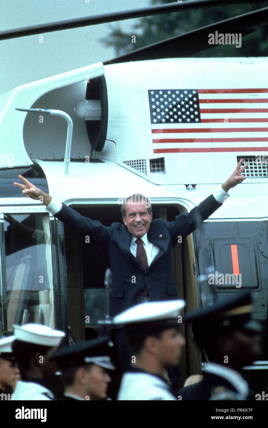 L ex presidente Richard Nixon onde come egli vive il Marine elicottero sul prato Sud della Casa Bianca il 9 agosto 1974, fotografia di Dennis Brack bb24 Foto Stock