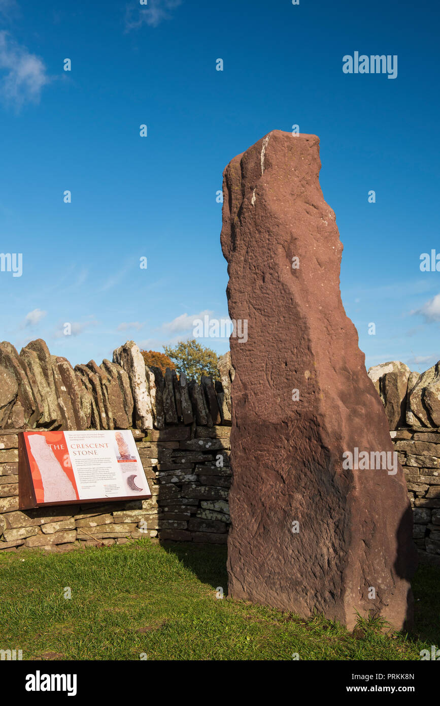 La mezzaluna di pietra, uno dei tre VIII secolo Pictish stones a lato del B9134 a Aberlemno, Angus, Angus, Scozia. Foto Stock