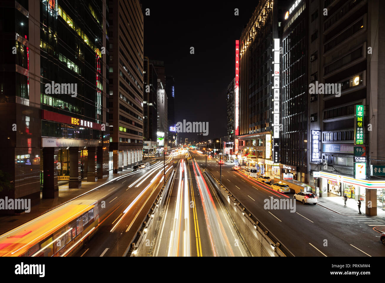 Taipei, Taiwan - 5 Settembre 2018: notte vista città con sfocate luci del traffico su strada, lunga esposizione foto Foto Stock