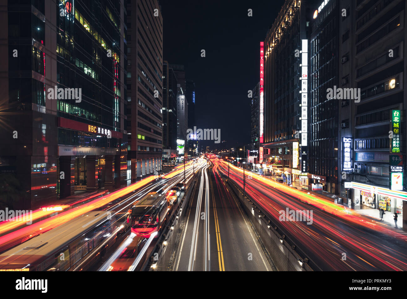 Taipei, Taiwan - 5 Settembre 2018: moderno paesaggio urbano di notte con sfocate luci del traffico su strada, lunga esposizione foto Foto Stock