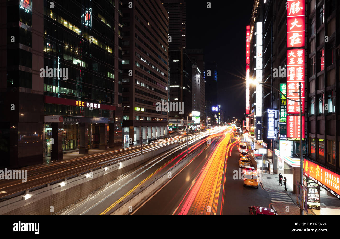 Taipei, Taiwan - 5 Settembre 2018: notte paesaggio urbano moderno con sfocate luci del traffico su strada, lunga esposizione foto Foto Stock