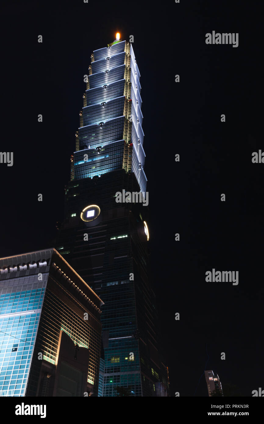 Taipei, Taiwan - 5 Settembre 2018: Taipei 101 a notte, noto come il Taipei World Financial Center è un punto di riferimento supertall grattacielo di Xinyi distri Foto Stock Taipei, Taiwan - 5 Settembre 2018: Taipei 101 a notte, noto come il Taipei World Financial Center è un punto di riferimento supertall grattacielo di Xinyi distri Foto Stock