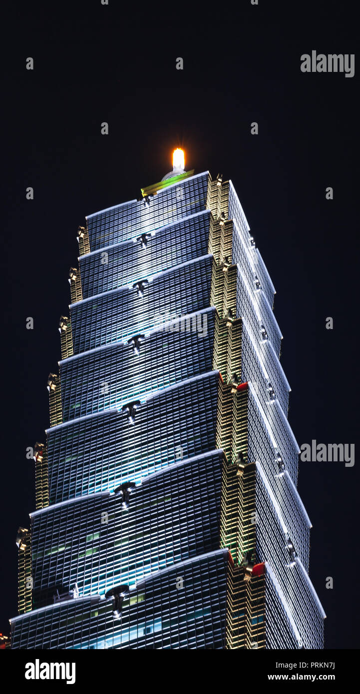 Taipei, Taiwan - 5 Settembre 2018: il Taipei 101 tower di notte, noto come il Taipei World Financial Center è un punto di riferimento supertall grattacielo a xi Foto Stock Taipei, Taiwan - 5 Settembre 2018: il Taipei 101 tower di notte, noto come il Taipei World Financial Center è un punto di riferimento supertall grattacielo a xi Foto Stock