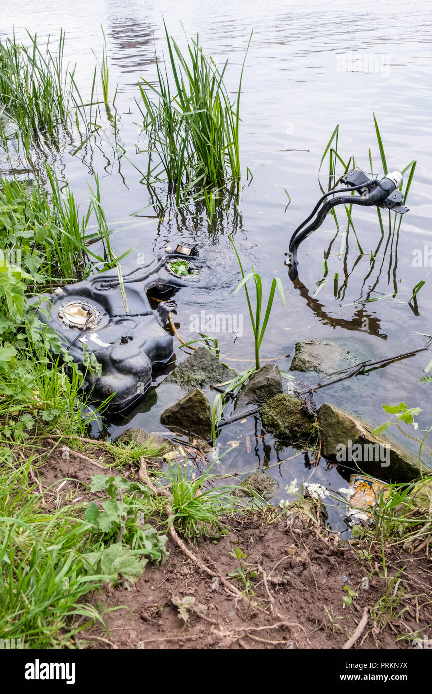 L'inquinamento del fiume. Macchinari abbandonati oggetto di pratiche di dumping nel fiume Trent, Nottinghamshire, England, Regno Unito Foto Stock