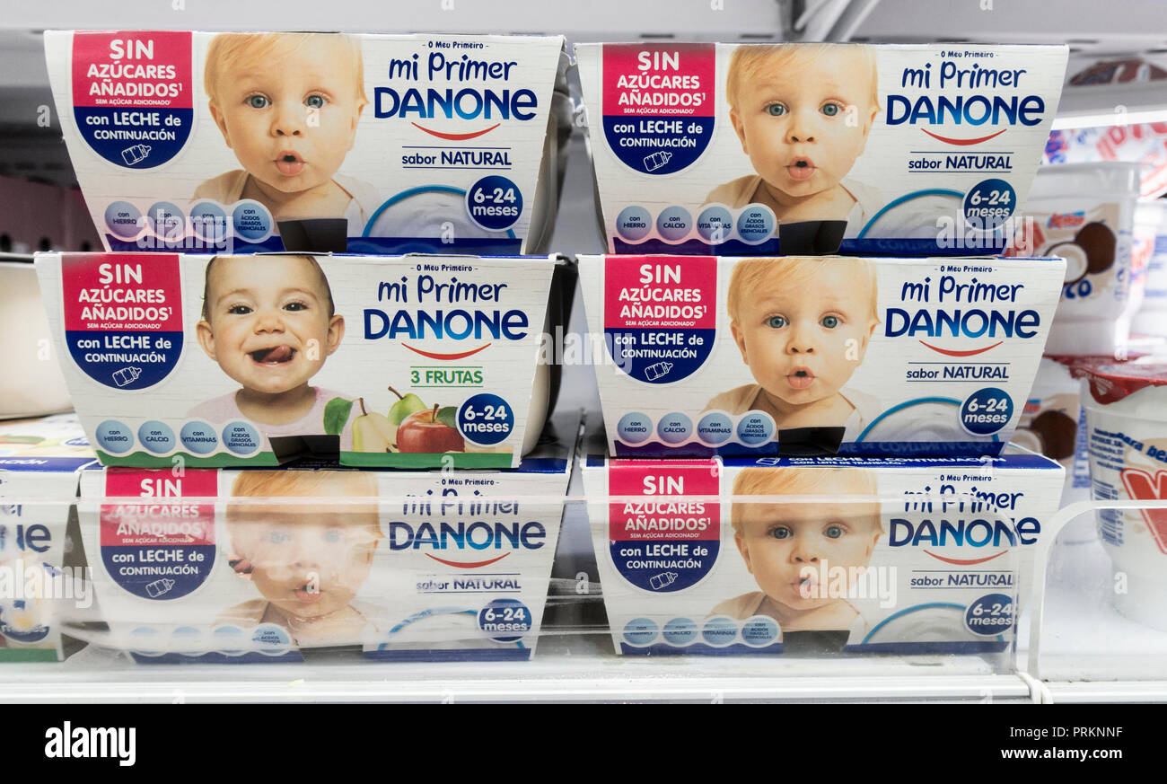 Yogurt per bambini in spagnolo supermercato Foto stock - Alamy