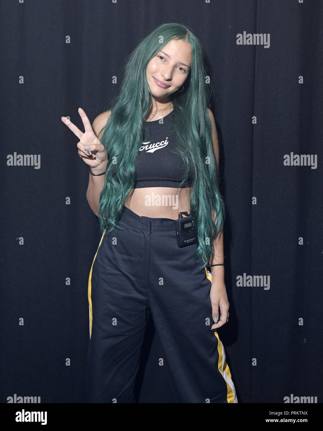 Au/Ra peforming live sul palco di G-A-Y a Londra. Au/Ra è firmato per RCA Records UK. Nato a Ibiza, ella ha parlato inizialmente il catalano come pure tedesco, con l'inglese come la sua terza lingua. È in parte questa ricchezza linguistica e culturale che dà la possibilità, a soli 16, per scrivere luccicante alternativa pop canzoni che può parlare a chiunque. Il suo debutto canzoni "Panic Room (ft Camelphat)" "Concrete Jungle' e 'calci' hanno mezzo miliardo di flussi combinati in tutto il mondo. Dotato di: Au/Ra, Jamie Lou Stenzel dove: Londra, Regno Unito quando: 02 set 2018 Credit: Chris Jepson/WENN.com Foto Stock