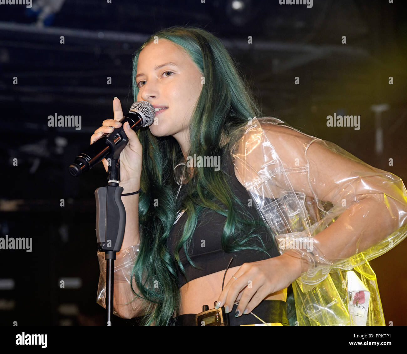 Au/Ra peforming live sul palco di G-A-Y a Londra. Au/Ra è firmato per RCA Records UK. Nato a Ibiza, ella ha parlato inizialmente il catalano come pure tedesco, con l'inglese come la sua terza lingua. È in parte questa ricchezza linguistica e culturale che dà la possibilità, a soli 16, per scrivere luccicante alternativa pop canzoni che può parlare a chiunque. Il suo debutto canzoni "Panic Room (ft Camelphat)" "Concrete Jungle' e 'calci' hanno mezzo miliardo di flussi combinati in tutto il mondo. Dotato di: Au/Ra, Jamie Lou Stenzel dove: Londra, Regno Unito quando: 02 set 2018 Credit: Chris Jepson/WENN.com Foto Stock