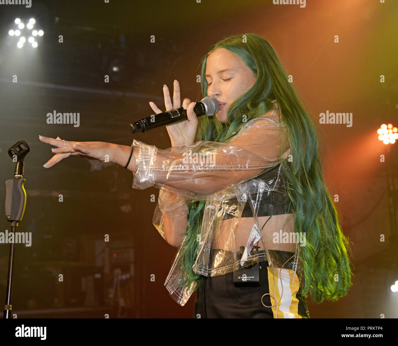 Au/Ra peforming live sul palco di G-A-Y a Londra. Au/Ra è firmato per RCA Records UK. Nato a Ibiza, ella ha parlato inizialmente il catalano come pure tedesco, con l'inglese come la sua terza lingua. È in parte questa ricchezza linguistica e culturale che dà la possibilità, a soli 16, per scrivere luccicante alternativa pop canzoni che può parlare a chiunque. Il suo debutto canzoni "Panic Room (ft Camelphat)" "Concrete Jungle' e 'calci' hanno mezzo miliardo di flussi combinati in tutto il mondo. Dotato di: Au/Ra, Jamie Lou Stenzel dove: Londra, Regno Unito quando: 02 set 2018 Credit: Chris Jepson/WENN.com Foto Stock