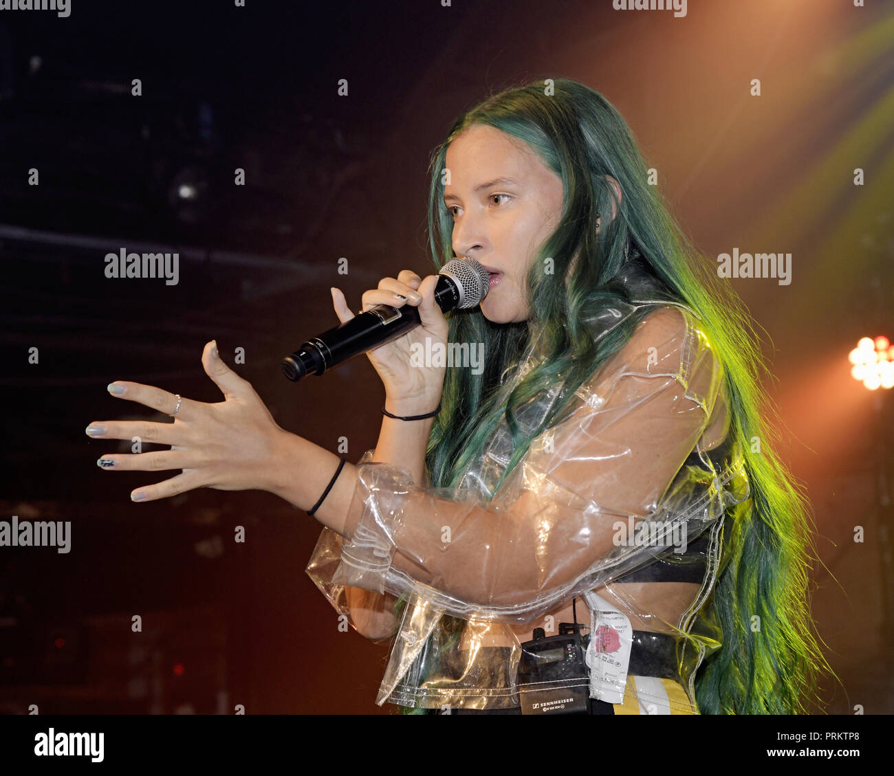 Au/Ra peforming live sul palco di G-A-Y a Londra. Au/Ra è firmato per RCA Records UK. Nato a Ibiza, ella ha parlato inizialmente il catalano come pure tedesco, con l'inglese come la sua terza lingua. È in parte questa ricchezza linguistica e culturale che dà la possibilità, a soli 16, per scrivere luccicante alternativa pop canzoni che può parlare a chiunque. Il suo debutto canzoni "Panic Room (ft Camelphat)" "Concrete Jungle' e 'calci' hanno mezzo miliardo di flussi combinati in tutto il mondo. Dotato di: Au/Ra, Jamie Lou Stenzel dove: Londra, Regno Unito quando: 02 set 2018 Credit: Chris Jepson/WENN.com Foto Stock