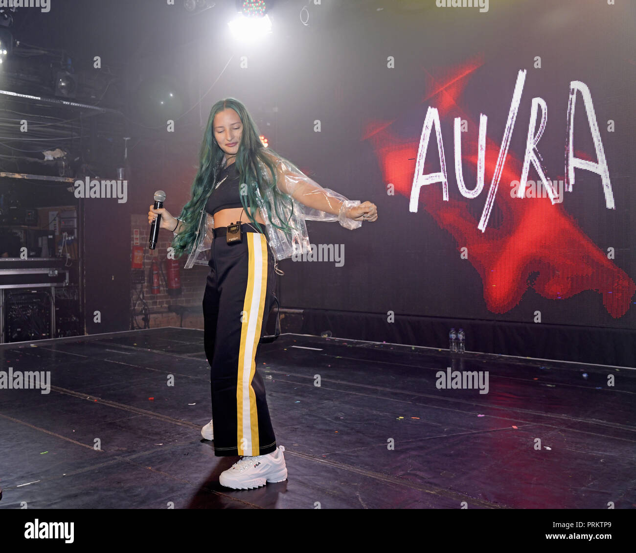 Au/Ra peforming live sul palco di G-A-Y a Londra. Au/Ra è firmato per RCA Records UK. Nato a Ibiza, ella ha parlato inizialmente il catalano come pure tedesco, con l'inglese come la sua terza lingua. È in parte questa ricchezza linguistica e culturale che dà la possibilità, a soli 16, per scrivere luccicante alternativa pop canzoni che può parlare a chiunque. Il suo debutto canzoni "Panic Room (ft Camelphat)" "Concrete Jungle' e 'calci' hanno mezzo miliardo di flussi combinati in tutto il mondo. Dotato di: Au/Ra, Jamie Lou Stenzel dove: Londra, Regno Unito quando: 02 set 2018 Credit: Chris Jepson/WENN.com Foto Stock