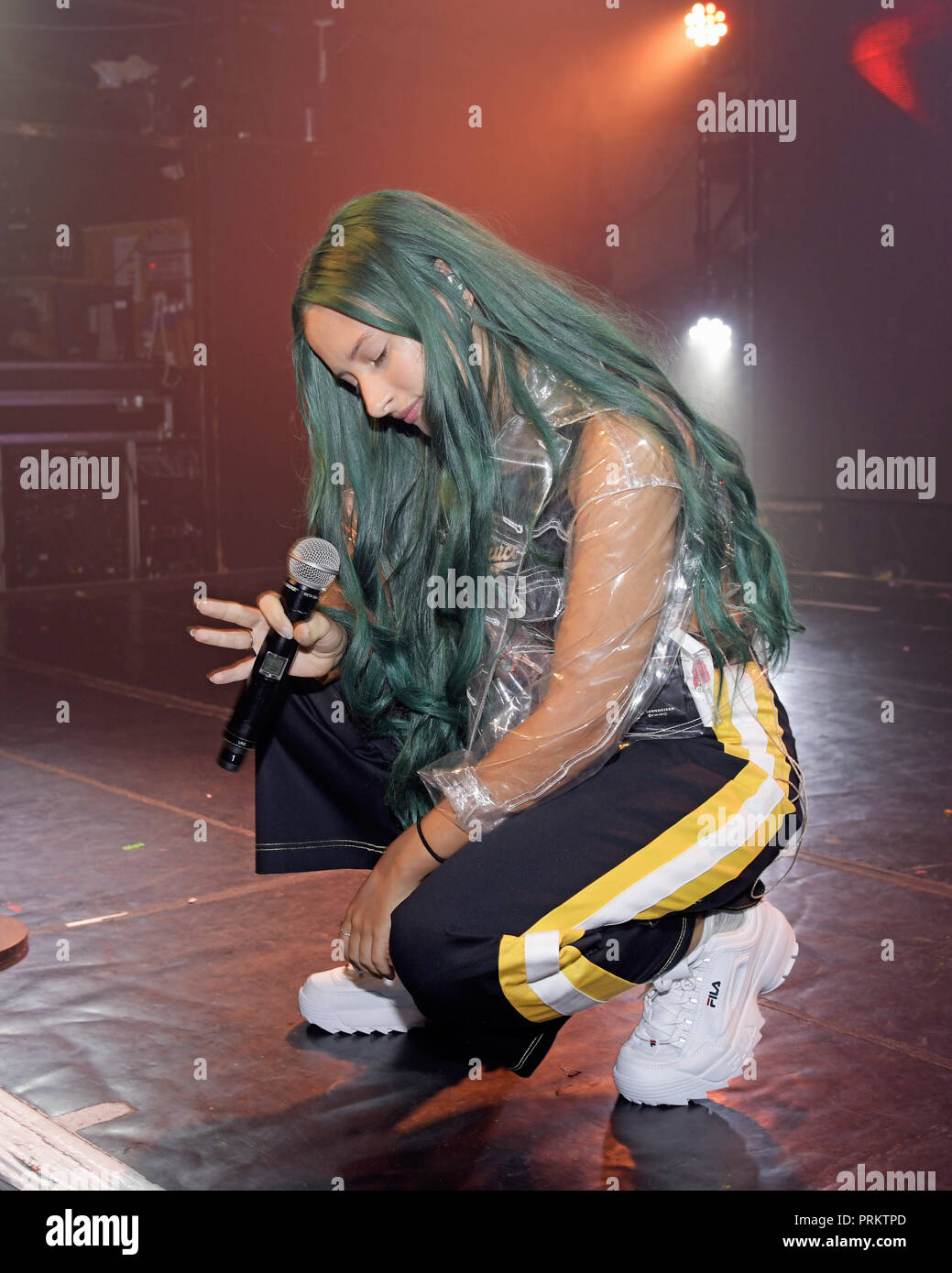 Au/Ra peforming live sul palco di G-A-Y a Londra. Au/Ra è firmato per RCA Records UK. Nato a Ibiza, ella ha parlato inizialmente il catalano come pure tedesco, con l'inglese come la sua terza lingua. È in parte questa ricchezza linguistica e culturale che dà la possibilità, a soli 16, per scrivere luccicante alternativa pop canzoni che può parlare a chiunque. Il suo debutto canzoni "Panic Room (ft Camelphat)" "Concrete Jungle' e 'calci' hanno mezzo miliardo di flussi combinati in tutto il mondo. Dotato di: Au/Ra, Jamie Lou Stenzel dove: Londra, Regno Unito quando: 02 set 2018 Credit: Chris Jepson/WENN.com Foto Stock