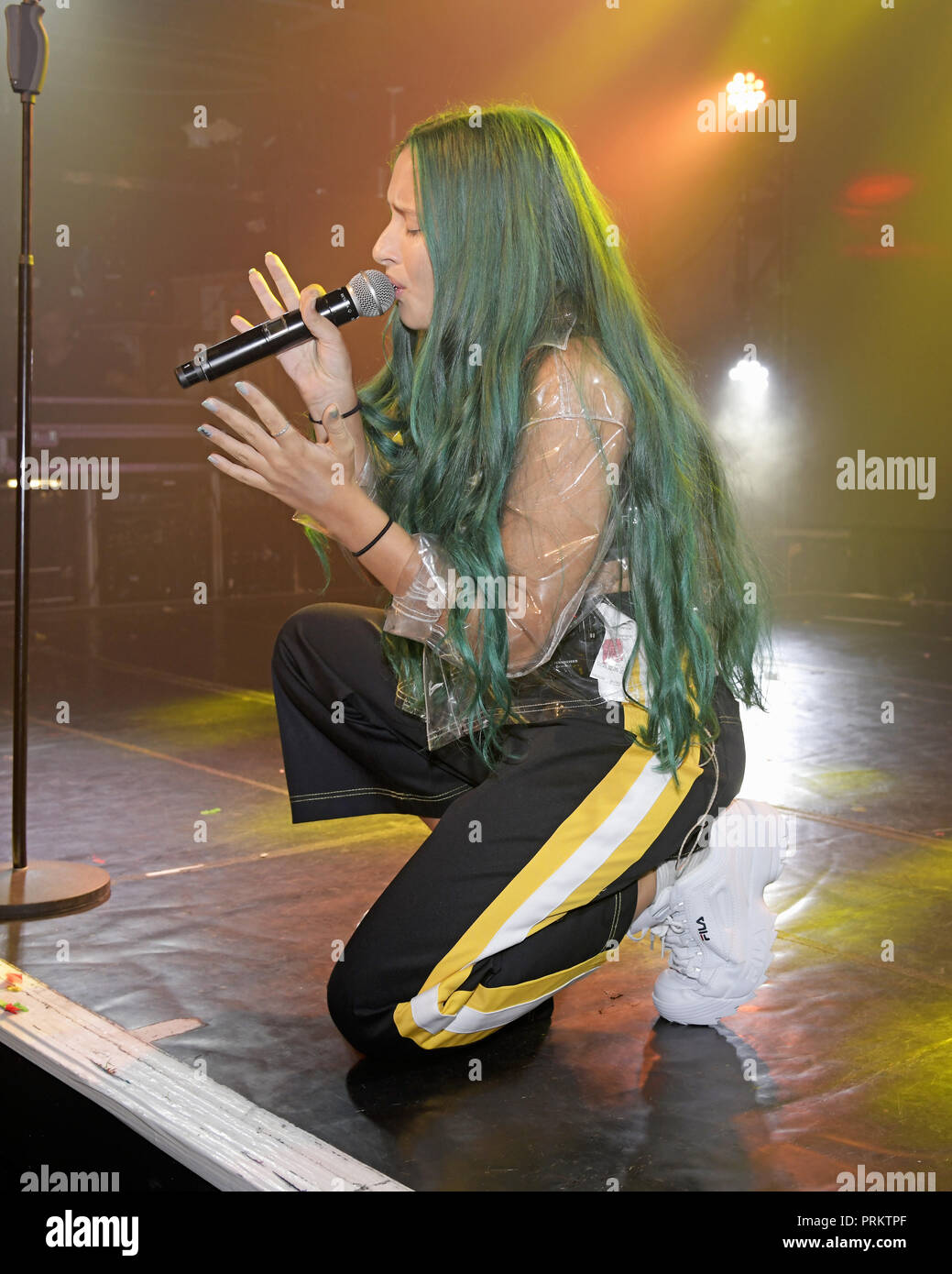 Au/Ra peforming live sul palco di G-A-Y a Londra. Au/Ra è firmato per RCA Records UK. Nato a Ibiza, ella ha parlato inizialmente il catalano come pure tedesco, con l'inglese come la sua terza lingua. È in parte questa ricchezza linguistica e culturale che dà la possibilità, a soli 16, per scrivere luccicante alternativa pop canzoni che può parlare a chiunque. Il suo debutto canzoni "Panic Room (ft Camelphat)" "Concrete Jungle' e 'calci' hanno mezzo miliardo di flussi combinati in tutto il mondo. Dotato di: Au/Ra, Jamie Lou Stenzel dove: Londra, Regno Unito quando: 02 set 2018 Credit: Chris Jepson/WENN.com Foto Stock