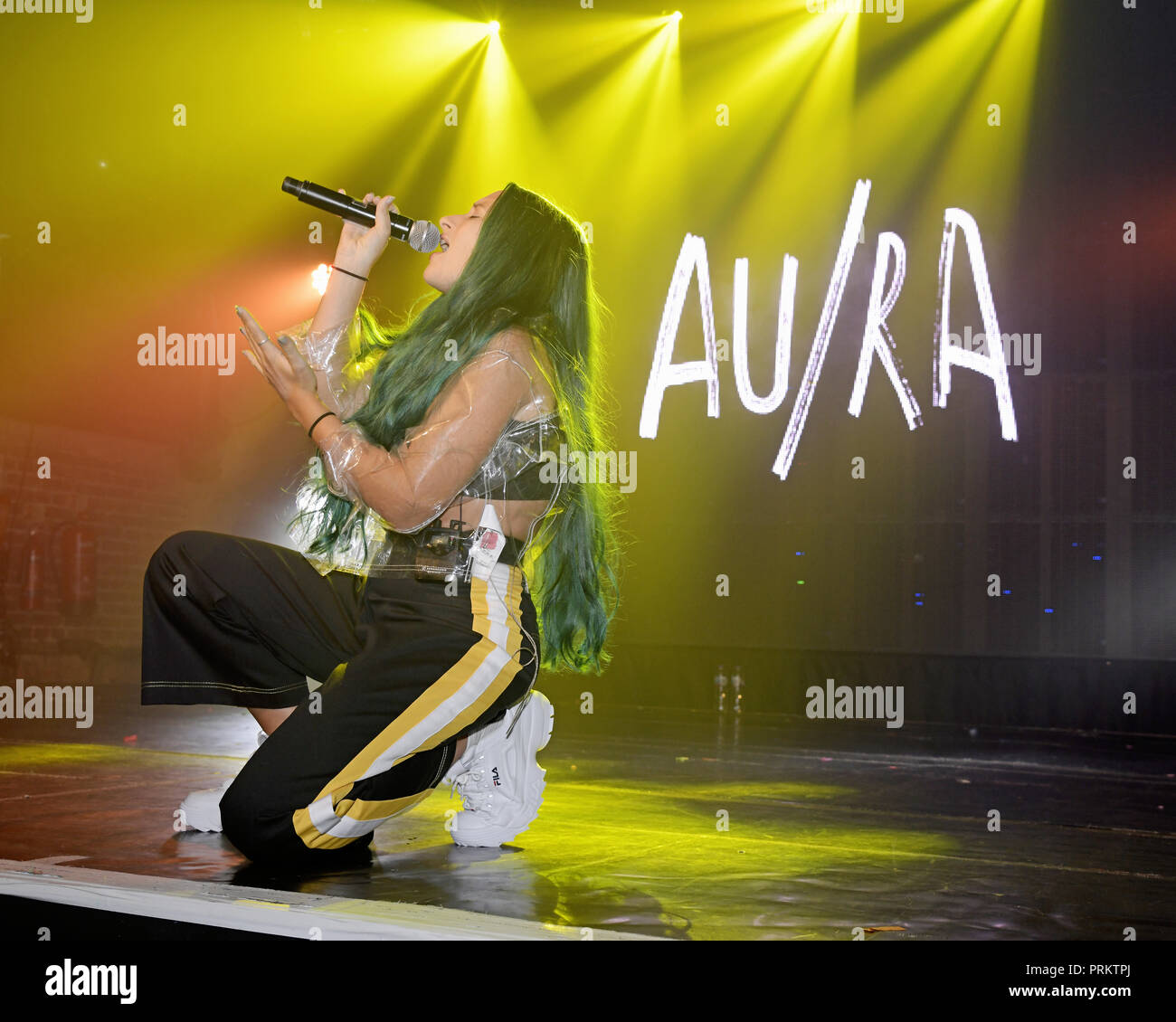 Au/Ra peforming live sul palco di G-A-Y a Londra. Au/Ra è firmato per RCA Records UK. Nato a Ibiza, ella ha parlato inizialmente il catalano come pure tedesco, con l'inglese come la sua terza lingua. È in parte questa ricchezza linguistica e culturale che dà la possibilità, a soli 16, per scrivere luccicante alternativa pop canzoni che può parlare a chiunque. Il suo debutto canzoni "Panic Room (ft Camelphat)" "Concrete Jungle' e 'calci' hanno mezzo miliardo di flussi combinati in tutto il mondo. Dotato di: Au/Ra, Jamie Lou Stenzel dove: Londra, Regno Unito quando: 02 set 2018 Credit: Chris Jepson/WENN.com Foto Stock