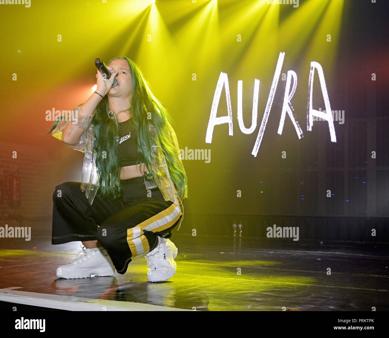 Au/Ra peforming live sul palco di G-A-Y a Londra. Au/Ra è firmato per RCA Records UK. Nato a Ibiza, ella ha parlato inizialmente il catalano come pure tedesco, con l'inglese come la sua terza lingua. È in parte questa ricchezza linguistica e culturale che dà la possibilità, a soli 16, per scrivere luccicante alternativa pop canzoni che può parlare a chiunque. Il suo debutto canzoni "Panic Room (ft Camelphat)" "Concrete Jungle' e 'calci' hanno mezzo miliardo di flussi combinati in tutto il mondo. Dotato di: Au/Ra, Jamie Lou Stenzel dove: Londra, Regno Unito quando: 02 set 2018 Credit: Chris Jepson/WENN.com Foto Stock