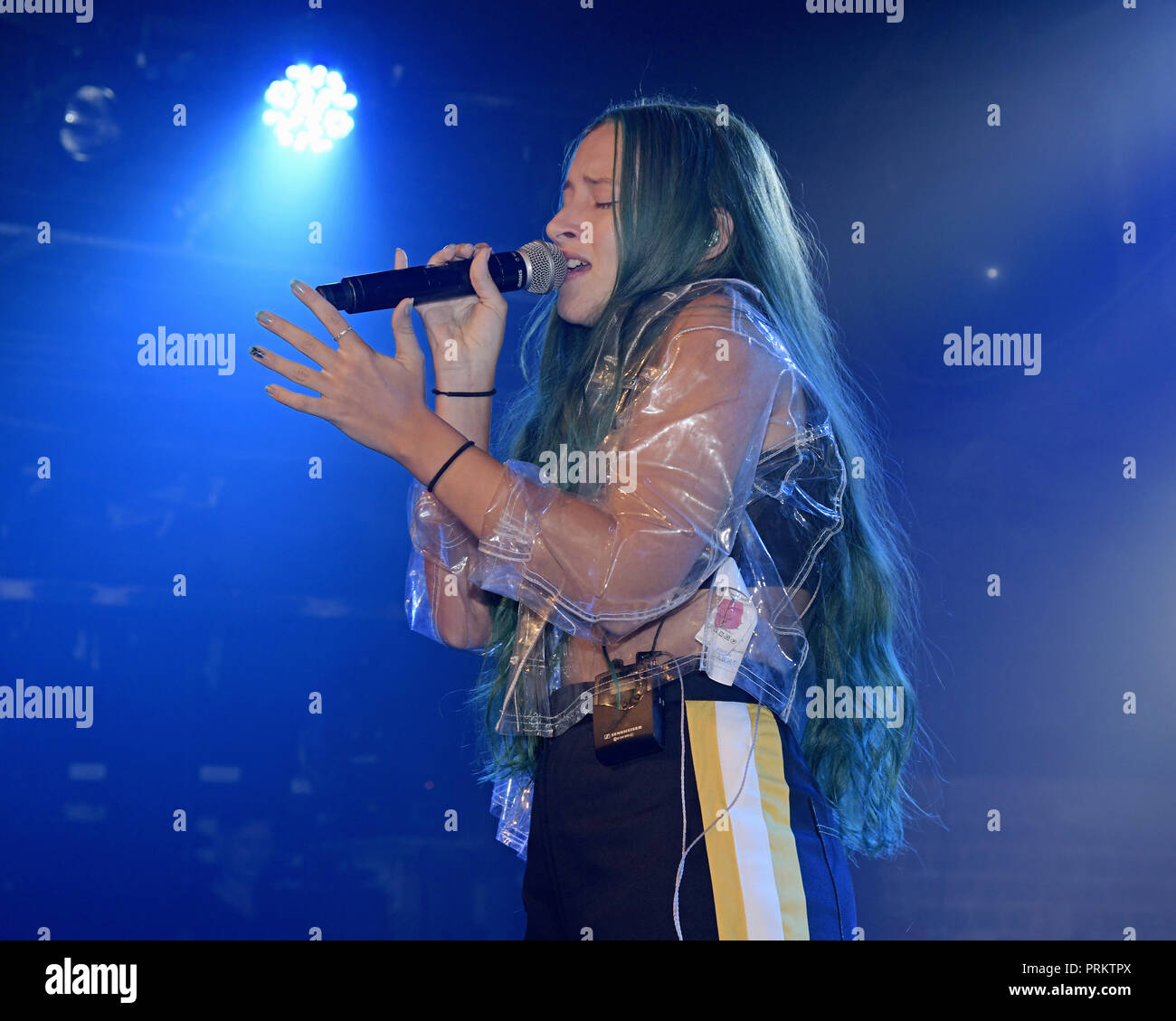 Au/Ra peforming live sul palco di G-A-Y a Londra. Au/Ra è firmato per RCA Records UK. Nato a Ibiza, ella ha parlato inizialmente il catalano come pure tedesco, con l'inglese come la sua terza lingua. È in parte questa ricchezza linguistica e culturale che dà la possibilità, a soli 16, per scrivere luccicante alternativa pop canzoni che può parlare a chiunque. Il suo debutto canzoni "Panic Room (ft Camelphat)" "Concrete Jungle' e 'calci' hanno mezzo miliardo di flussi combinati in tutto il mondo. Dotato di: Au/Ra, Jamie Lou Stenzel dove: Londra, Regno Unito quando: 02 set 2018 Credit: Chris Jepson/WENN.com Foto Stock