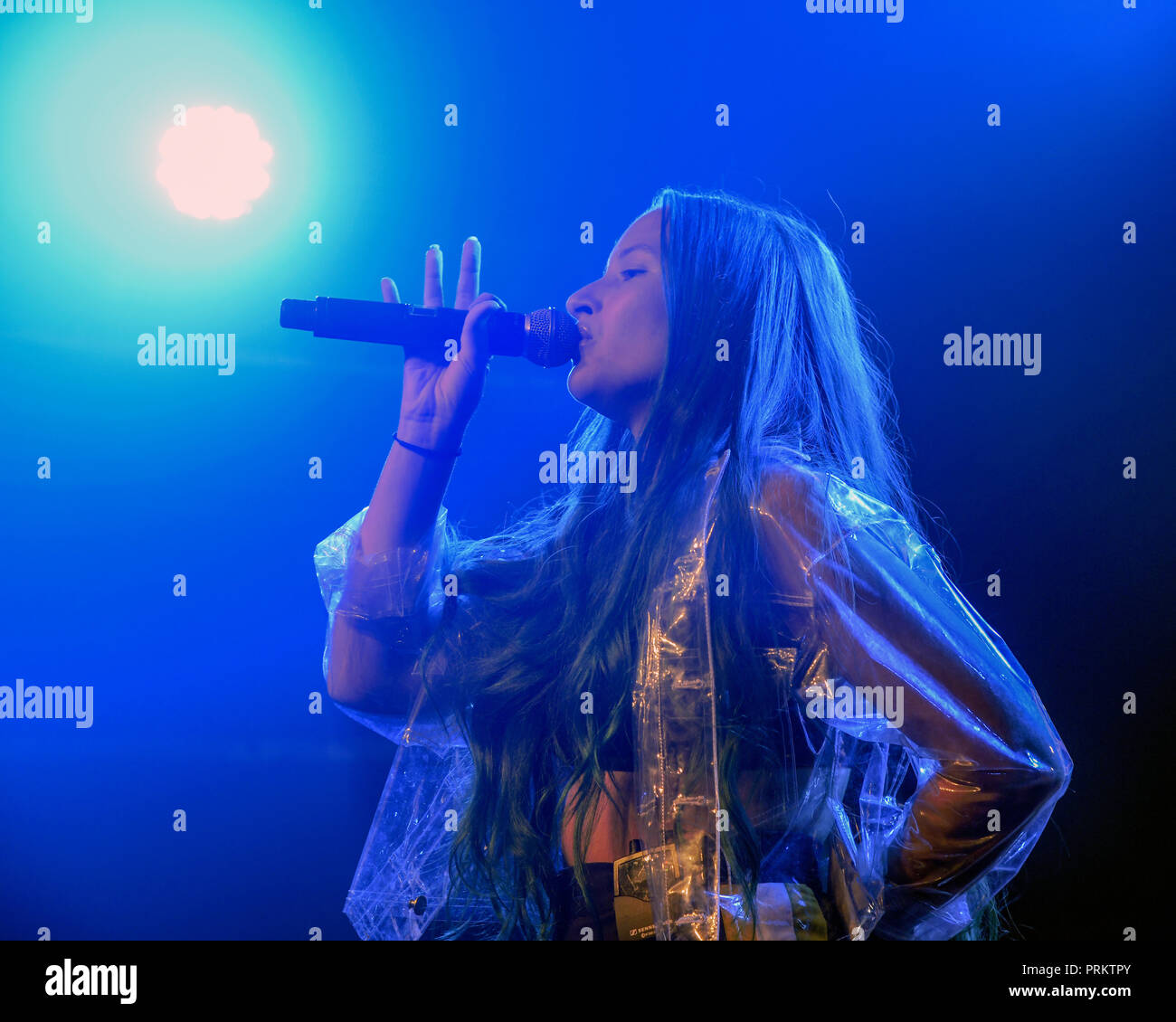 Au/Ra peforming live sul palco di G-A-Y a Londra. Au/Ra è firmato per RCA Records UK. Nato a Ibiza, ella ha parlato inizialmente il catalano come pure tedesco, con l'inglese come la sua terza lingua. È in parte questa ricchezza linguistica e culturale che dà la possibilità, a soli 16, per scrivere luccicante alternativa pop canzoni che può parlare a chiunque. Il suo debutto canzoni "Panic Room (ft Camelphat)" "Concrete Jungle' e 'calci' hanno mezzo miliardo di flussi combinati in tutto il mondo. Dotato di: Au/Ra, Jamie Lou Stenzel dove: Londra, Regno Unito quando: 02 set 2018 Credit: Chris Jepson/WENN.com Foto Stock