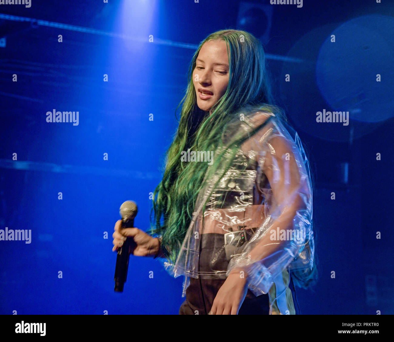 Au/Ra peforming live sul palco di G-A-Y a Londra. Au/Ra è firmato per RCA Records UK. Nato a Ibiza, ella ha parlato inizialmente il catalano come pure tedesco, con l'inglese come la sua terza lingua. È in parte questa ricchezza linguistica e culturale che dà la possibilità, a soli 16, per scrivere luccicante alternativa pop canzoni che può parlare a chiunque. Il suo debutto canzoni "Panic Room (ft Camelphat)" "Concrete Jungle' e 'calci' hanno mezzo miliardo di flussi combinati in tutto il mondo. Dotato di: Au/Ra, Jamie Lou Stenzel dove: Londra, Regno Unito quando: 02 set 2018 Credit: Chris Jepson/WENN.com Foto Stock