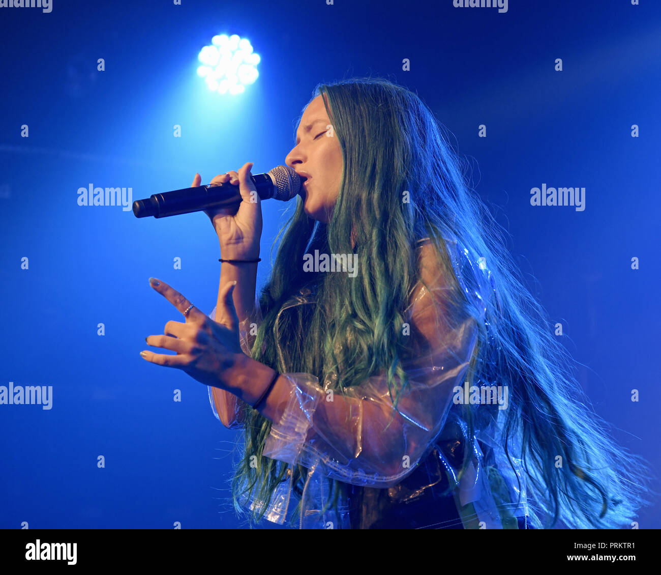 Au/Ra peforming live sul palco di G-A-Y a Londra. Au/Ra è firmato per RCA Records UK. Nato a Ibiza, ella ha parlato inizialmente il catalano come pure tedesco, con l'inglese come la sua terza lingua. È in parte questa ricchezza linguistica e culturale che dà la possibilità, a soli 16, per scrivere luccicante alternativa pop canzoni che può parlare a chiunque. Il suo debutto canzoni "Panic Room (ft Camelphat)" "Concrete Jungle' e 'calci' hanno mezzo miliardo di flussi combinati in tutto il mondo. Dotato di: Au/Ra, Jamie Lou Stenzel dove: Londra, Regno Unito quando: 02 set 2018 Credit: Chris Jepson/WENN.com Foto Stock