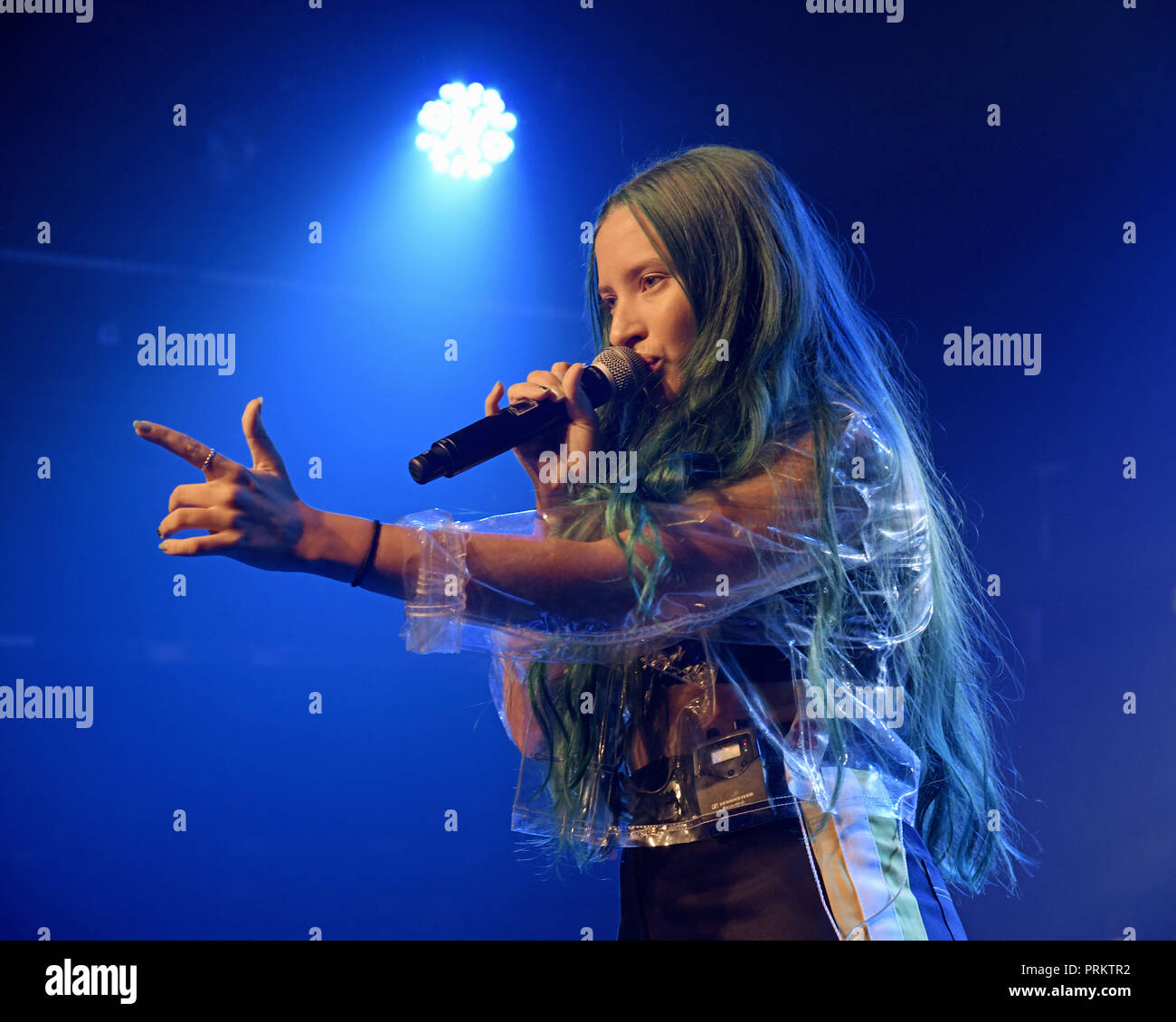 Au/Ra peforming live sul palco di G-A-Y a Londra. Au/Ra è firmato per RCA Records UK. Nato a Ibiza, ella ha parlato inizialmente il catalano come pure tedesco, con l'inglese come la sua terza lingua. È in parte questa ricchezza linguistica e culturale che dà la possibilità, a soli 16, per scrivere luccicante alternativa pop canzoni che può parlare a chiunque. Il suo debutto canzoni "Panic Room (ft Camelphat)" "Concrete Jungle' e 'calci' hanno mezzo miliardo di flussi combinati in tutto il mondo. Dotato di: Au/Ra, Jamie Lou Stenzel dove: Londra, Regno Unito quando: 02 set 2018 Credit: Chris Jepson/WENN.com Foto Stock