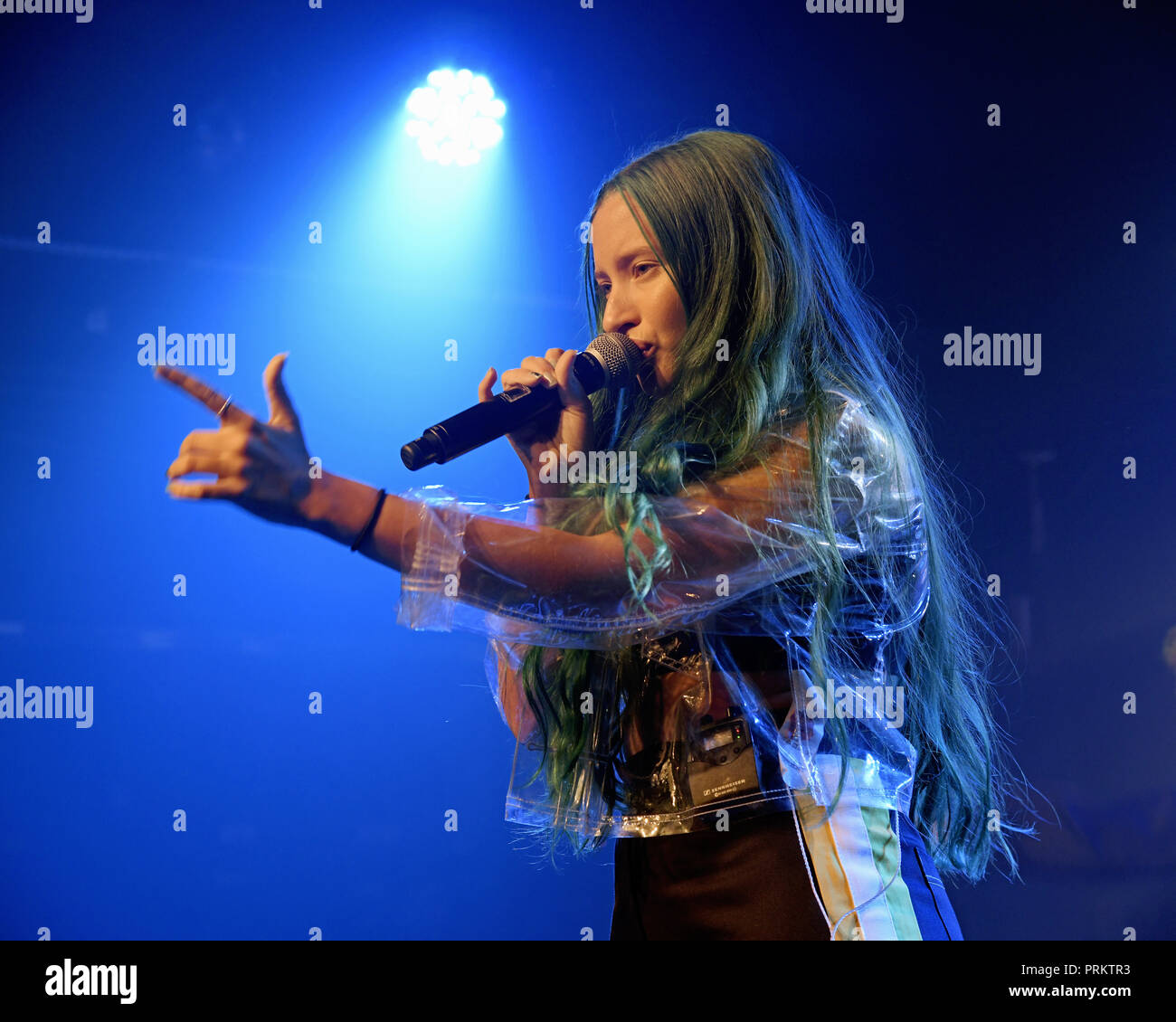 Au/Ra peforming live sul palco di G-A-Y a Londra. Au/Ra è firmato per RCA Records UK. Nato a Ibiza, ella ha parlato inizialmente il catalano come pure tedesco, con l'inglese come la sua terza lingua. È in parte questa ricchezza linguistica e culturale che dà la possibilità, a soli 16, per scrivere luccicante alternativa pop canzoni che può parlare a chiunque. Il suo debutto canzoni "Panic Room (ft Camelphat)" "Concrete Jungle' e 'calci' hanno mezzo miliardo di flussi combinati in tutto il mondo. Dotato di: Au/Ra, Jamie Lou Stenzel dove: Londra, Regno Unito quando: 02 set 2018 Credit: Chris Jepson/WENN.com Foto Stock