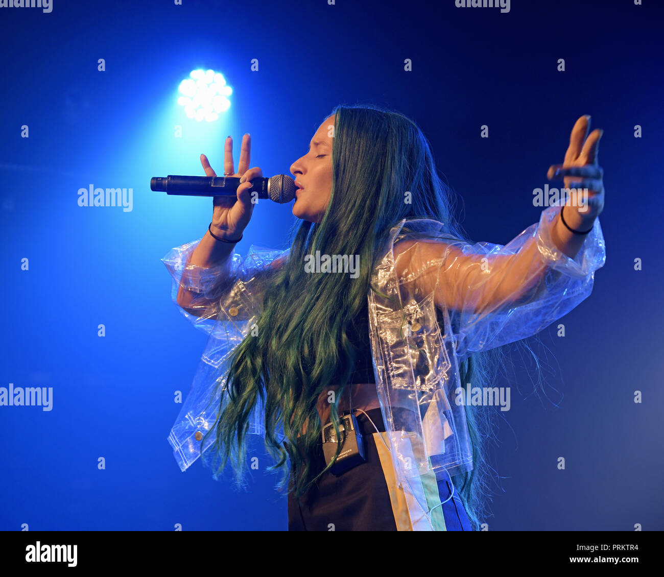 Au/Ra peforming live sul palco di G-A-Y a Londra. Au/Ra è firmato per RCA Records UK. Nato a Ibiza, ella ha parlato inizialmente il catalano come pure tedesco, con l'inglese come la sua terza lingua. È in parte questa ricchezza linguistica e culturale che dà la possibilità, a soli 16, per scrivere luccicante alternativa pop canzoni che può parlare a chiunque. Il suo debutto canzoni "Panic Room (ft Camelphat)" "Concrete Jungle' e 'calci' hanno mezzo miliardo di flussi combinati in tutto il mondo. Dotato di: Au/Ra, Jamie Lou Stenzel dove: Londra, Regno Unito quando: 02 set 2018 Credit: Chris Jepson/WENN.com Foto Stock