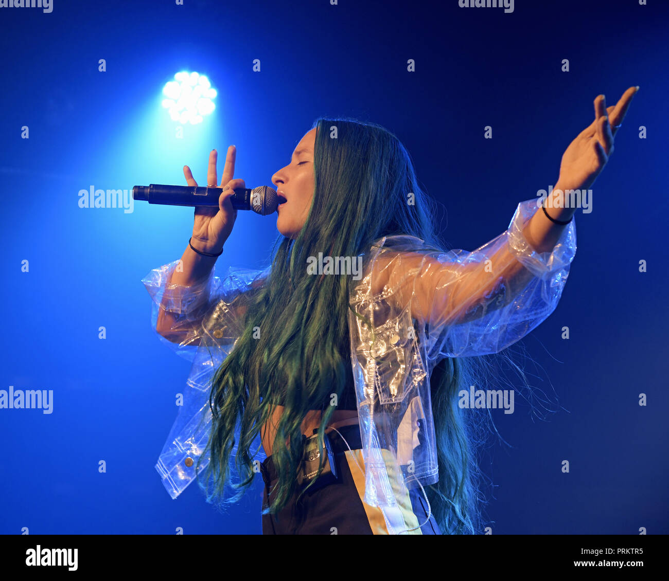 Au/Ra peforming live sul palco di G-A-Y a Londra. Au/Ra è firmato per RCA Records UK. Nato a Ibiza, ella ha parlato inizialmente il catalano come pure tedesco, con l'inglese come la sua terza lingua. È in parte questa ricchezza linguistica e culturale che dà la possibilità, a soli 16, per scrivere luccicante alternativa pop canzoni che può parlare a chiunque. Il suo debutto canzoni "Panic Room (ft Camelphat)" "Concrete Jungle' e 'calci' hanno mezzo miliardo di flussi combinati in tutto il mondo. Dotato di: Au/Ra, Jamie Lou Stenzel dove: Londra, Regno Unito quando: 02 set 2018 Credit: Chris Jepson/WENN.com Foto Stock