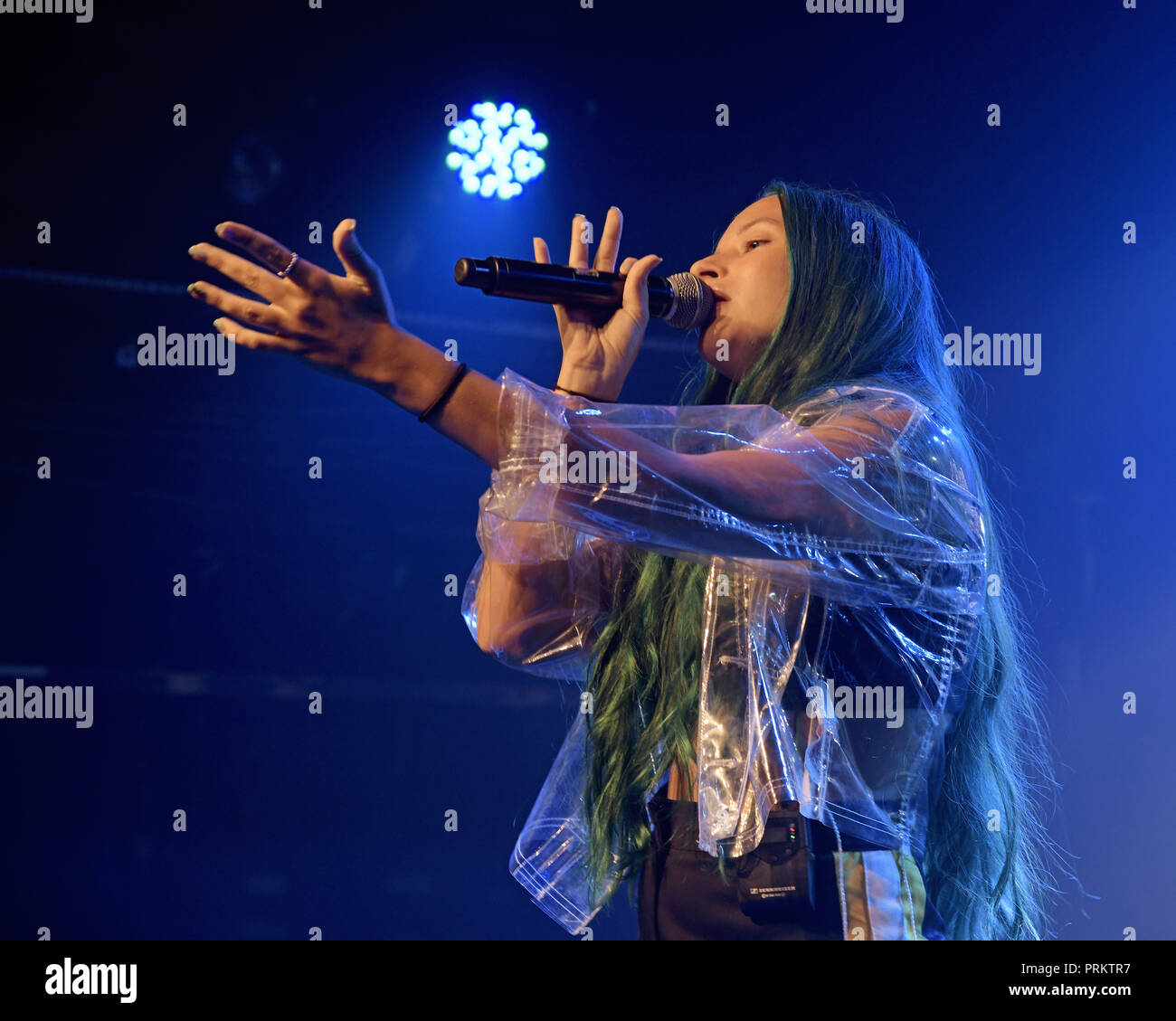 Au/Ra peforming live sul palco di G-A-Y a Londra. Au/Ra è firmato per RCA Records UK. Nato a Ibiza, ella ha parlato inizialmente il catalano come pure tedesco, con l'inglese come la sua terza lingua. È in parte questa ricchezza linguistica e culturale che dà la possibilità, a soli 16, per scrivere luccicante alternativa pop canzoni che può parlare a chiunque. Il suo debutto canzoni "Panic Room (ft Camelphat)" "Concrete Jungle' e 'calci' hanno mezzo miliardo di flussi combinati in tutto il mondo. Dotato di: Au/Ra, Jamie Lou Stenzel dove: Londra, Regno Unito quando: 02 set 2018 Credit: Chris Jepson/WENN.com Foto Stock