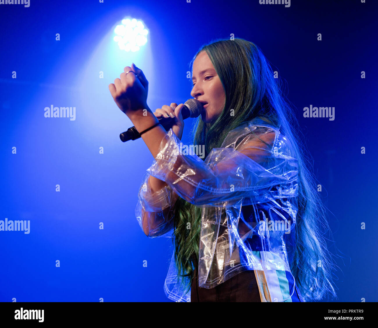 Au/Ra peforming live sul palco di G-A-Y a Londra. Au/Ra è firmato per RCA Records UK. Nato a Ibiza, ella ha parlato inizialmente il catalano come pure tedesco, con l'inglese come la sua terza lingua. È in parte questa ricchezza linguistica e culturale che dà la possibilità, a soli 16, per scrivere luccicante alternativa pop canzoni che può parlare a chiunque. Il suo debutto canzoni "Panic Room (ft Camelphat)" "Concrete Jungle' e 'calci' hanno mezzo miliardo di flussi combinati in tutto il mondo. Dotato di: Au/Ra, Jamie Lou Stenzel dove: Londra, Regno Unito quando: 02 set 2018 Credit: Chris Jepson/WENN.com Foto Stock