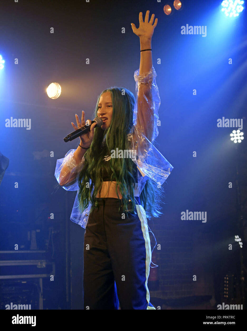 Au/Ra peforming live sul palco di G-A-Y a Londra. Au/Ra è firmato per RCA Records UK. Nato a Ibiza, ella ha parlato inizialmente il catalano come pure tedesco, con l'inglese come la sua terza lingua. È in parte questa ricchezza linguistica e culturale che dà la possibilità, a soli 16, per scrivere luccicante alternativa pop canzoni che può parlare a chiunque. Il suo debutto canzoni "Panic Room (ft Camelphat)" "Concrete Jungle' e 'calci' hanno mezzo miliardo di flussi combinati in tutto il mondo. Dotato di: Au/Ra, Jamie Lou Stenzel dove: Londra, Regno Unito quando: 02 set 2018 Credit: Chris Jepson/WENN.com Foto Stock