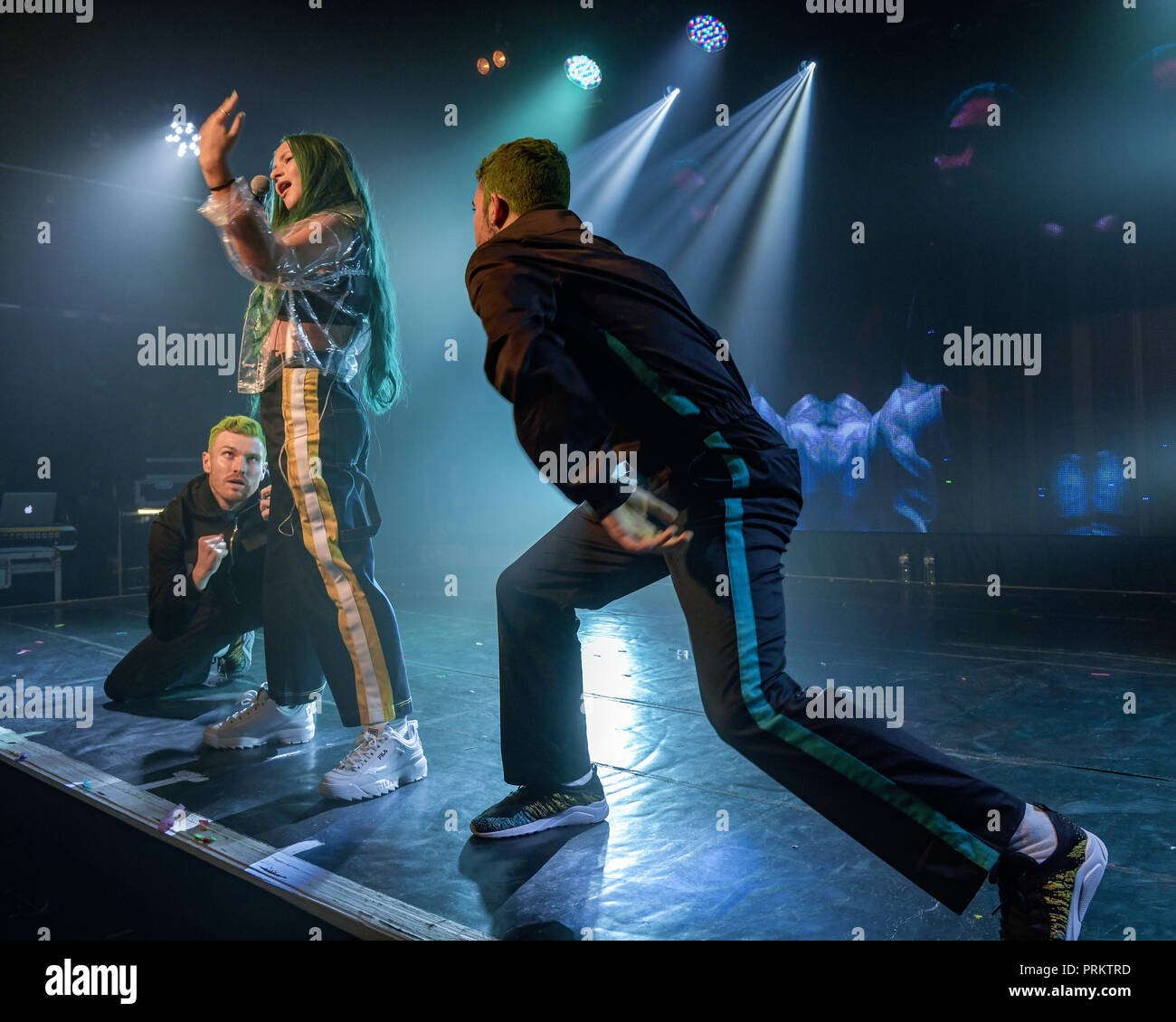 Au/Ra peforming live sul palco di G-A-Y a Londra. Au/Ra è firmato per RCA Records UK. Nato a Ibiza, ella ha parlato inizialmente il catalano come pure tedesco, con l'inglese come la sua terza lingua. È in parte questa ricchezza linguistica e culturale che dà la possibilità, a soli 16, per scrivere luccicante alternativa pop canzoni che può parlare a chiunque. Il suo debutto canzoni "Panic Room (ft Camelphat)" "Concrete Jungle' e 'calci' hanno mezzo miliardo di flussi combinati in tutto il mondo. Dotato di: Au/Ra, Jamie Lou Stenzel dove: Londra, Regno Unito quando: 02 set 2018 Credit: Chris Jepson/WENN.com Foto Stock