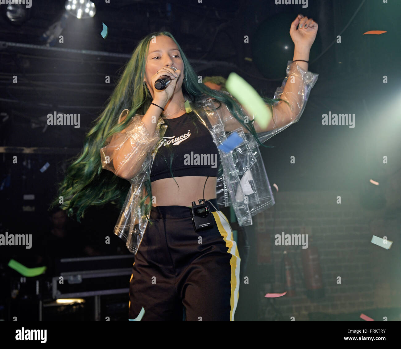 Au/Ra peforming live sul palco di G-A-Y a Londra. Au/Ra è firmato per RCA Records UK. Nato a Ibiza, ella ha parlato inizialmente il catalano come pure tedesco, con l'inglese come la sua terza lingua. È in parte questa ricchezza linguistica e culturale che dà la possibilità, a soli 16, per scrivere luccicante alternativa pop canzoni che può parlare a chiunque. Il suo debutto canzoni "Panic Room (ft Camelphat)" "Concrete Jungle' e 'calci' hanno mezzo miliardo di flussi combinati in tutto il mondo. Dotato di: Au/Ra, Jamie Lou Stenzel dove: Londra, Regno Unito quando: 02 set 2018 Credit: Chris Jepson/WENN.com Foto Stock