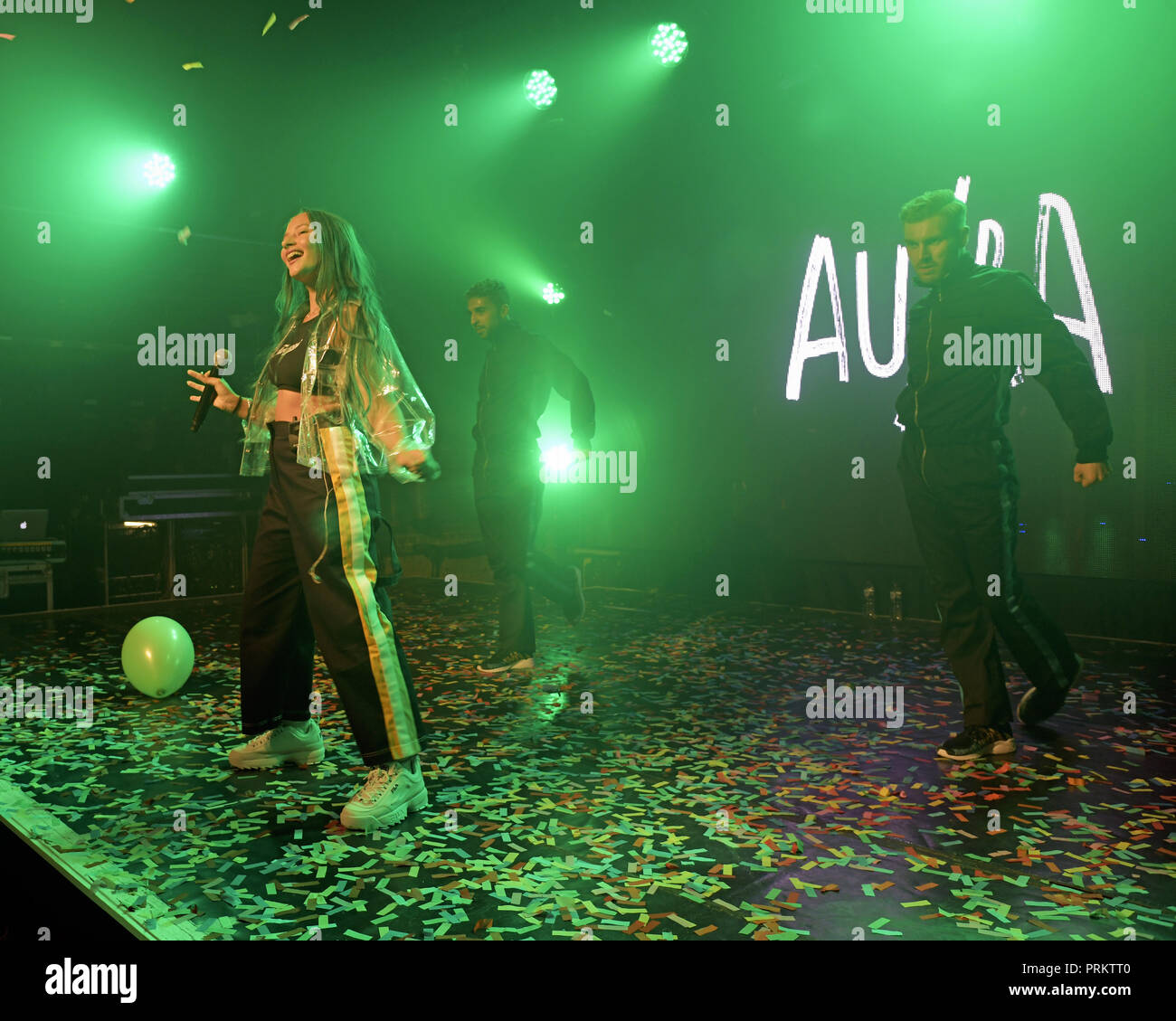Au/Ra peforming live sul palco di G-A-Y a Londra. Au/Ra è firmato per RCA Records UK. Nato a Ibiza, ella ha parlato inizialmente il catalano come pure tedesco, con l'inglese come la sua terza lingua. È in parte questa ricchezza linguistica e culturale che dà la possibilità, a soli 16, per scrivere luccicante alternativa pop canzoni che può parlare a chiunque. Il suo debutto canzoni "Panic Room (ft Camelphat)" "Concrete Jungle' e 'calci' hanno mezzo miliardo di flussi combinati in tutto il mondo. Dotato di: Au/Ra, Jamie Lou Stenzel dove: Londra, Regno Unito quando: 02 set 2018 Credit: Chris Jepson/WENN.com Foto Stock