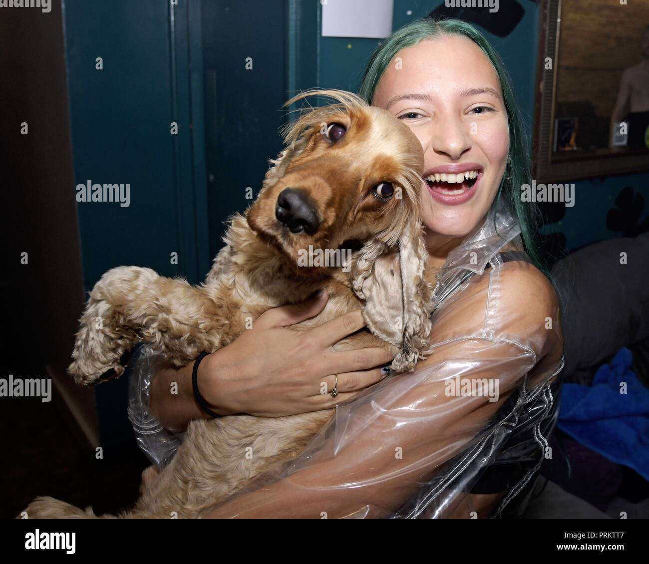 Au/Ra peforming live sul palco di G-A-Y a Londra. Au/Ra è firmato per RCA Records UK. Nato a Ibiza, ella ha parlato inizialmente il catalano come pure tedesco, con l'inglese come la sua terza lingua. È in parte questa ricchezza linguistica e culturale che dà la possibilità, a soli 16, per scrivere luccicante alternativa pop canzoni che può parlare a chiunque. Il suo debutto canzoni "Panic Room (ft Camelphat)" "Concrete Jungle' e 'calci' hanno mezzo miliardo di flussi combinati in tutto il mondo. Dotato di: Au/Ra, Jamie Lou Stenzel dove: Londra, Regno Unito quando: 02 set 2018 Credit: Chris Jepson/WENN.com Foto Stock