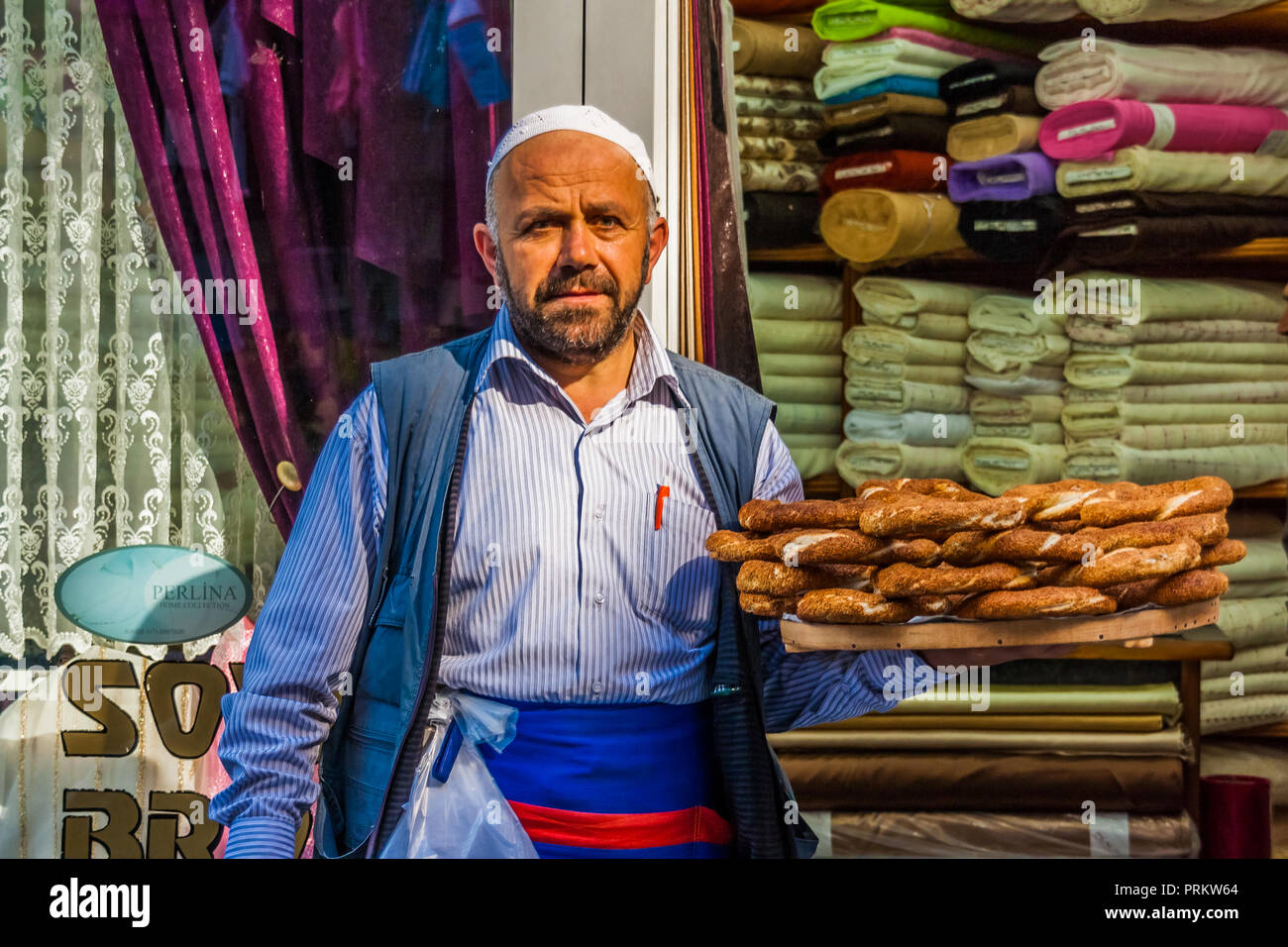 L'uomo vendere simit, spesso chiamato bagno turco bagel, ad Istanbul in Turchia. Foto Stock