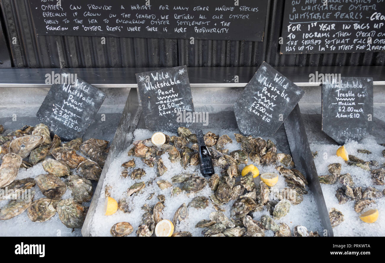 Wild, fresche Whitstable le ostriche perlifere in vendita sul fronte mare, Whitstable. Foto Stock