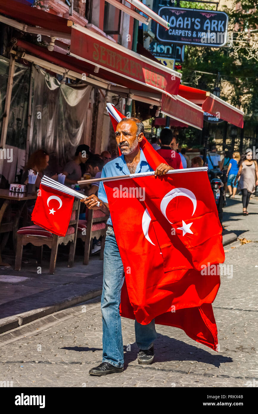 Venditore di bandiera per le strade di Istanbul, Turchia. Foto Stock