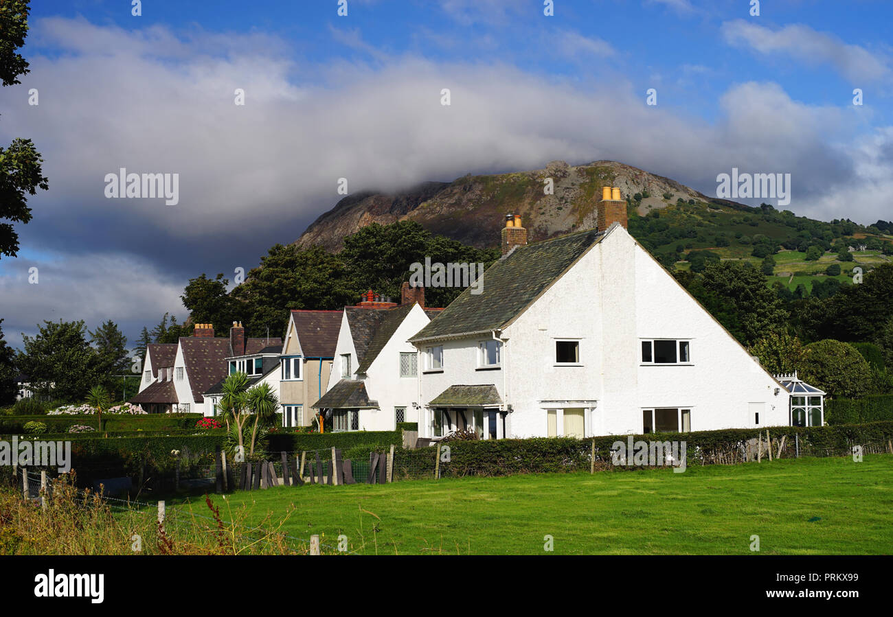Una fila di case pittoresche, sul lungomare di Menstrie, il Galles del Nord. Immagine presa in agosto 2016. Foto Stock