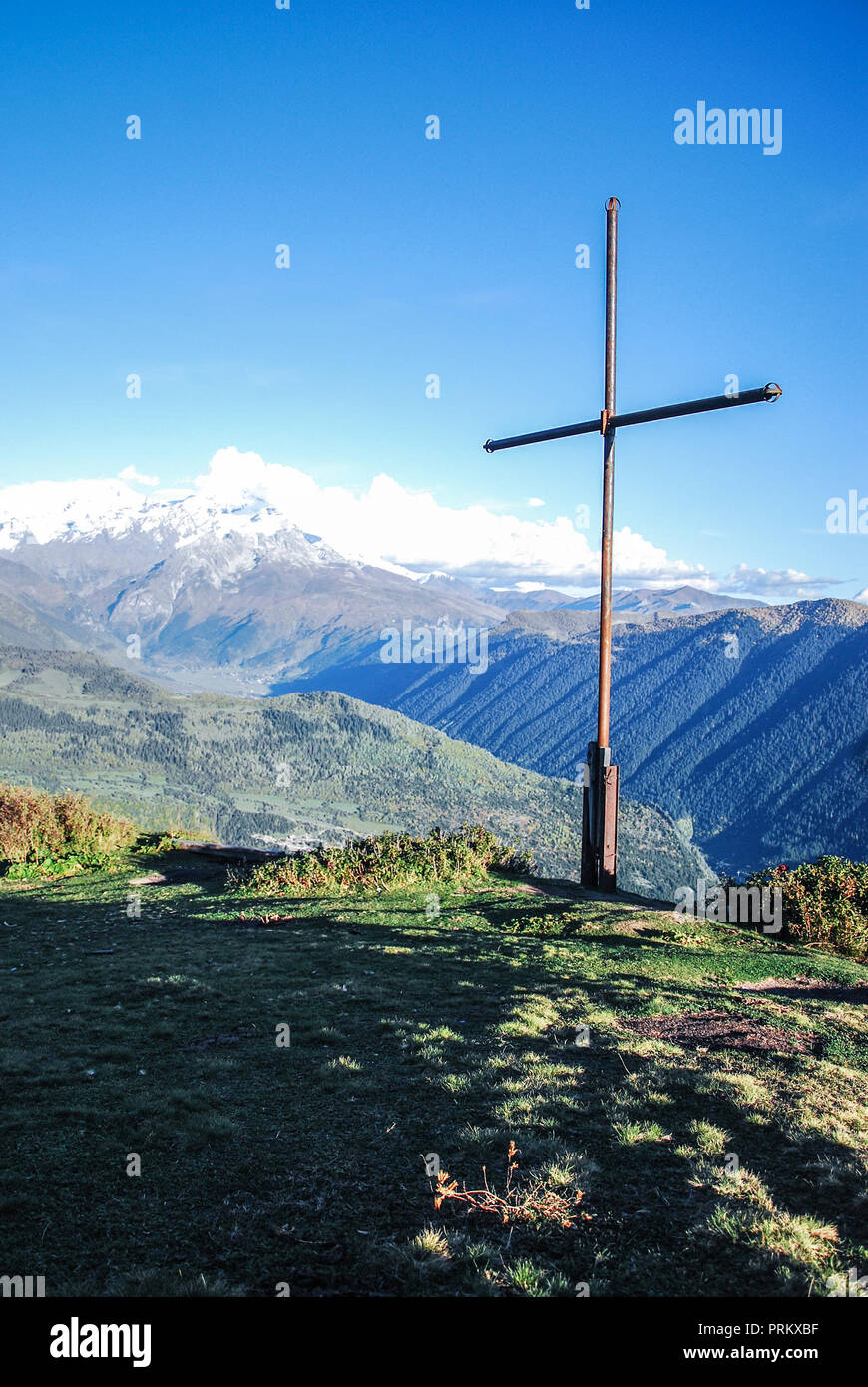 Grande Croce di legno in un paesaggio di montagna a Mestia, Svaneti, Georgia Foto Stock