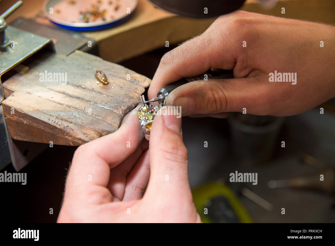 Gioielliere fissa gemme Foto Stock