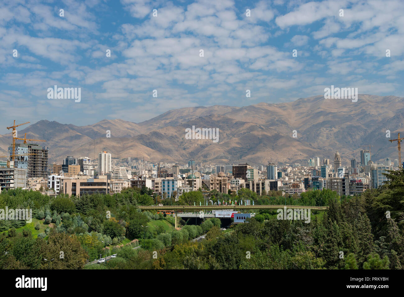 Teheran capitale dell Iran, vista città con le montagne e gli edifici di nuova costruzione. Foto Stock