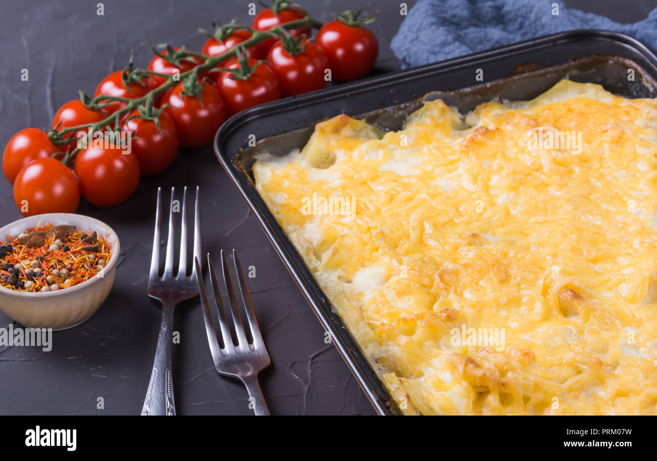 Al Gratin con patate e pollo su sfondo scuro Foto Stock