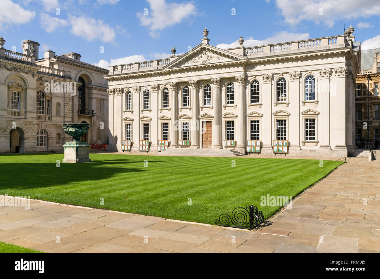 Cortile esterno di Kings College University cappella con la statua sulla ben tenuto prato, Cambridge, Regno Unito Foto Stock